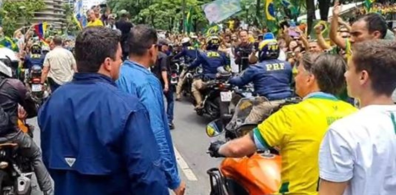 Gigante: um dia antes do 2º turno, Bolsonaro participa de ‘motocarreata’ e é ovacionado por apoiadores; veja vídeo