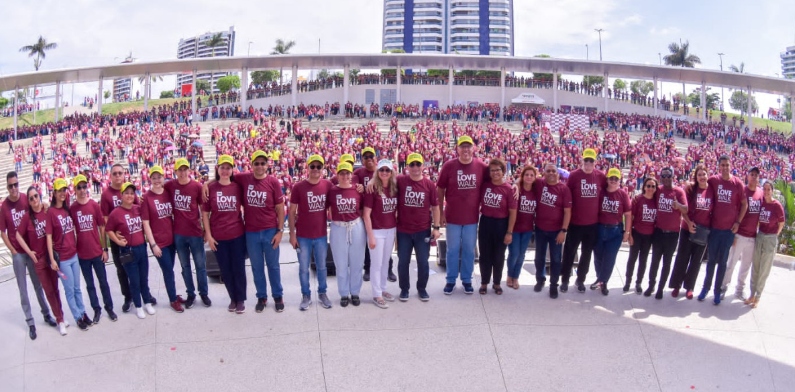 Deputado João Luiz participa com esposa de evento ‘The Love Walk’ na orla da Ponta Negra