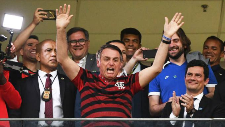 Bolsonaro vota cedo e vai receber Flamengo no aeroporto