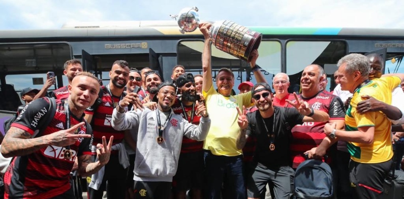 Bolsonaro recepciona Tricampeões do Flamengo no aeroporto e levanta taça da Libertadores; veja vídeo