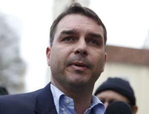 Flávio Bolsonaro se pronuncia: 'Vamos erguer a cabeça e não vamos desistir'