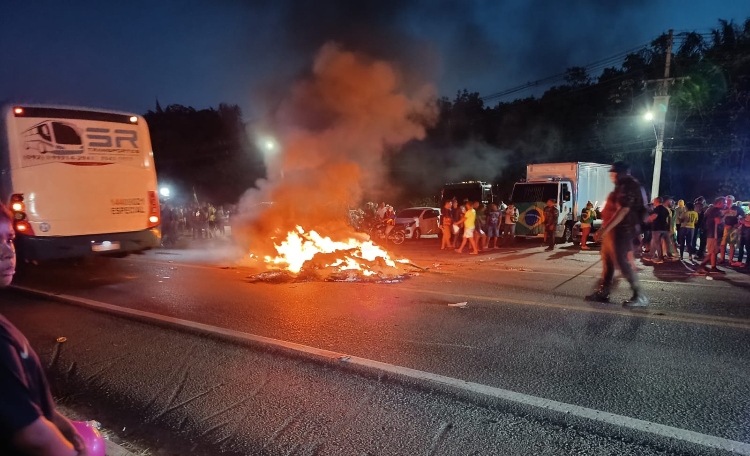 No Amazonas, caminhoneiros que apoiam Bolsonaro protestam na BR-174