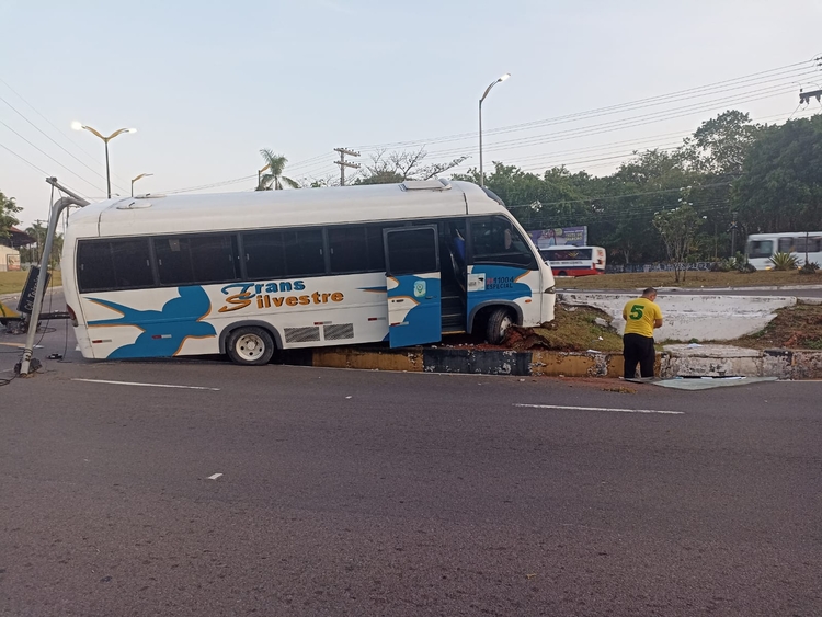 Urgente: motorista de rota cochila ao volante e causa grave acidente na av. Brasil