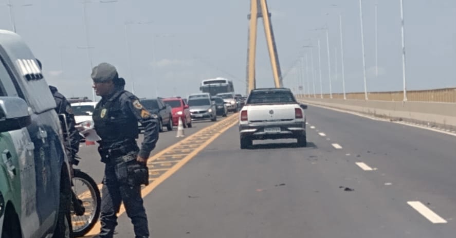 Idoso morre em grave acidente com moto na Ponte do Rio Negro; veja vídeo