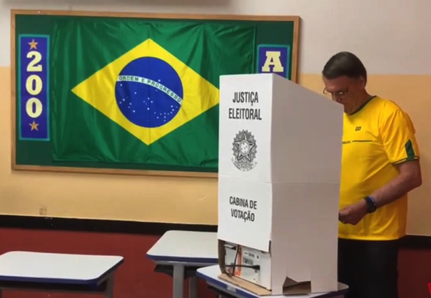 Presidente Jair Bolsonaro vota em colégio da Vila Militar no Rio de Janeiro; veja vídeo