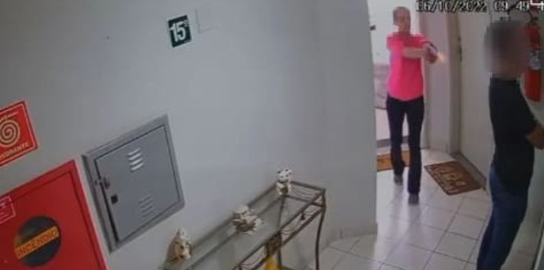 Mulher diz que foi traída e tenta matar namorado com tiro pelas costas; veja vídeo