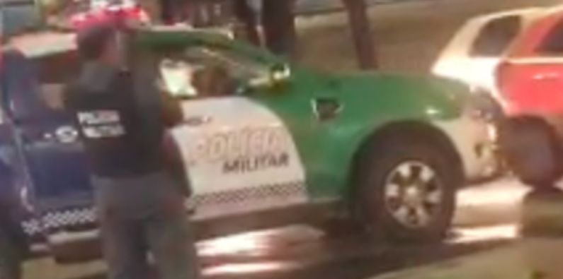 Após ser sequestrado e torturado, homem consegue fugir de bandidos e cai agonizando em pista; veja video