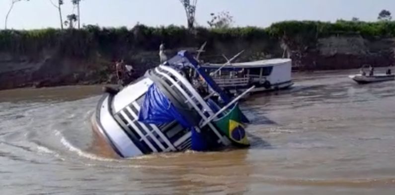 Barco com sobrepeso de carga vira com tripulantes no Rio Solimões; veja vídeo