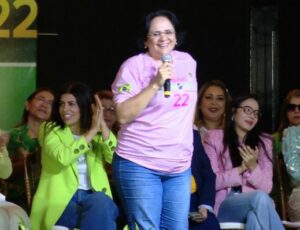 Senadora eleita Damares Alves faz discurso emocionante em Manaus; veja vídeo