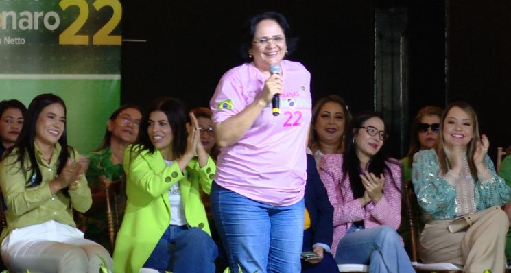 Senadora eleita Damares Alves faz discurso emocionante em Manaus; veja vídeo