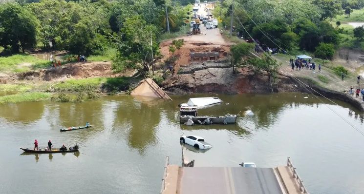 Último veículo onde ponte desabou na BR-319 é retirado do rio Curuçá por bombeiros; veja vídeo