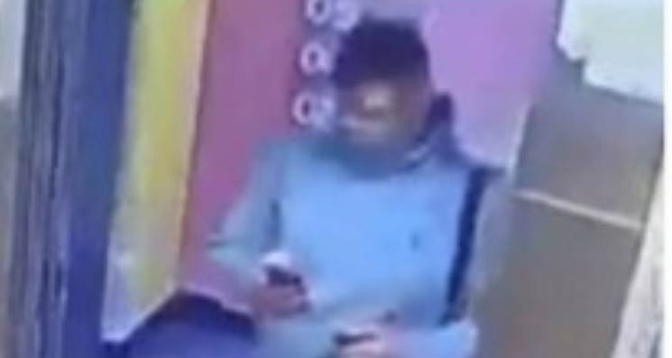 Homem quase perde a cabeça após ficar preso em elevador; veja vídeo