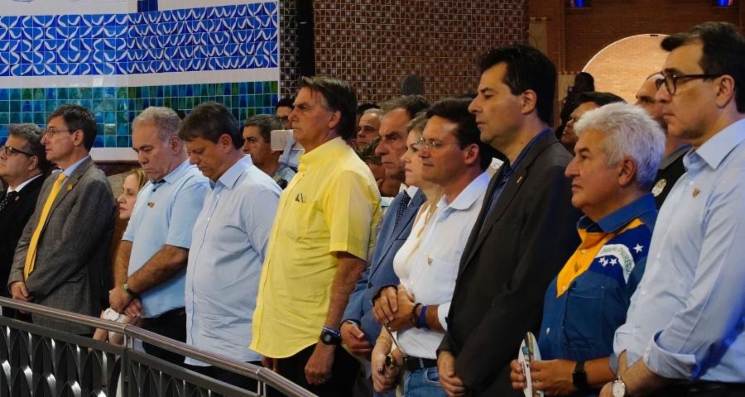 Ao lado de aliados, Presidente Bolsonaro participa de missa em Aparecida; veja vídeo