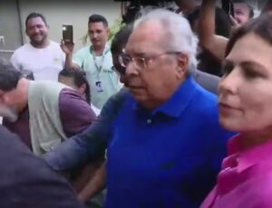 Com dificuldades para se locomover, Amazonino Mendes vota na Sefaz; veja vídeo