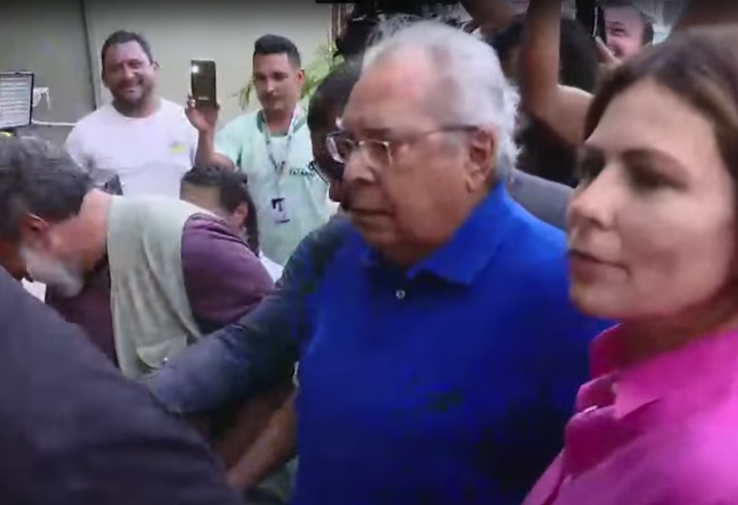 Com dificuldades para se locomover, Amazonino Mendes vota na Sefaz; veja vídeo