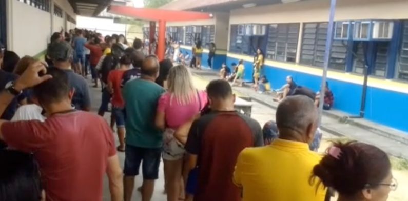 Eleitores registram filas quilométricas para votação em colégios de Manaus; veja vídeos