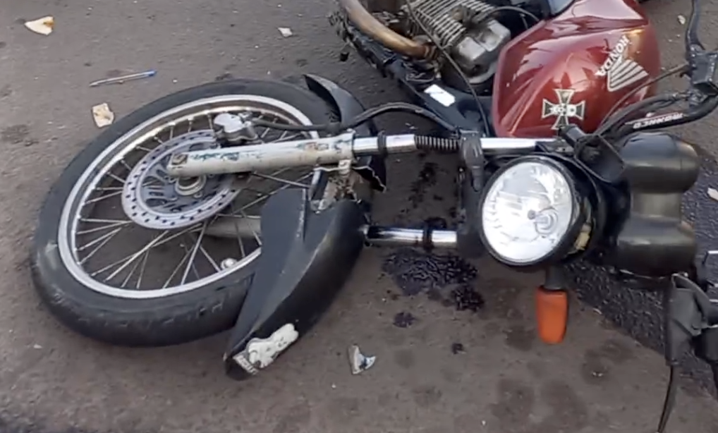 Motoqueiro sofre acidente a caminho do trabalho no bairro  Santo Antônio; veja vídeo
