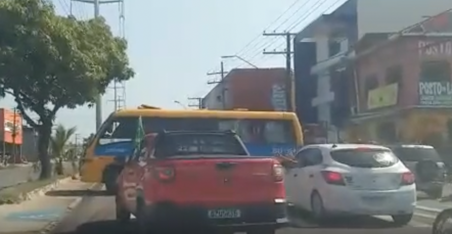 Motorista de ‘amarelinho’ é flagrado cantando pneu com veículo lotado de passageiros na ZL; veja
