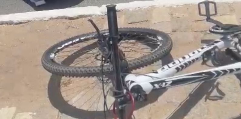 Ciclista idoso morre da pior maneira possível após colidir bicicleta com caminhão; veja vídeo