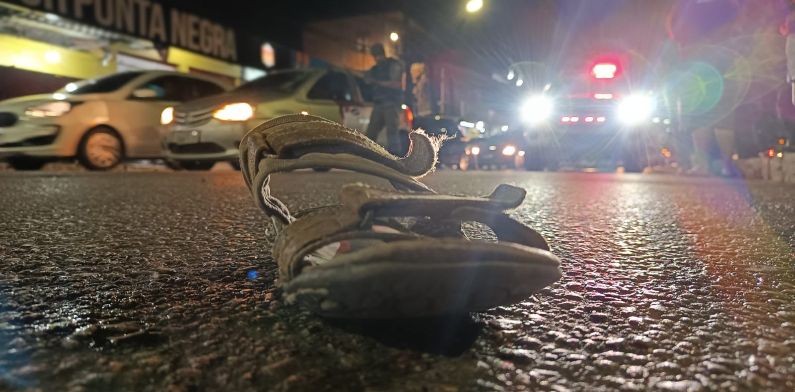 Bêbado, homem tenta atravessar avenida mas acaba atropelado por carro na Ponta Negra; veja vídeo