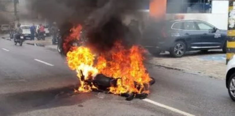 Idoso que ficou com corpo queimado após moto explodir morre em hospital; veja vídeo