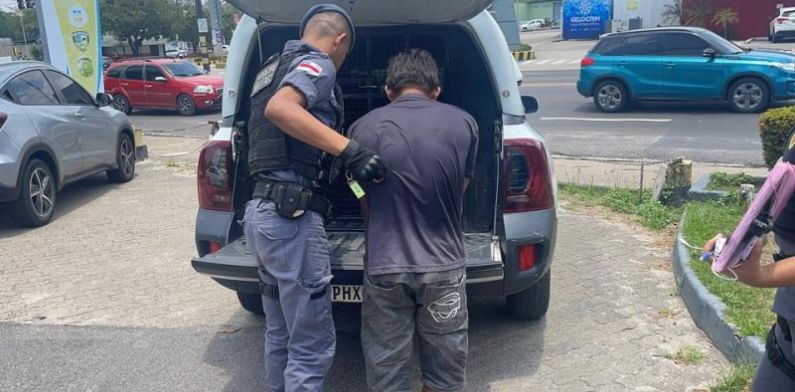 Homem tem crise de abstinência e tenta esfaquear mulher e filhos na Cidade de Deus; veja vídeo