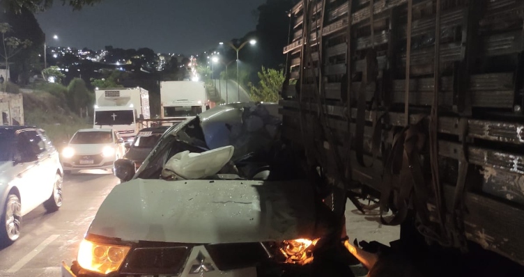 Motorista morre após colidir picape contra caminhão carregado de bananas na zona Norte; cenas fortes