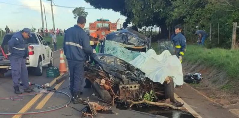 Ex-prefeitos morrem em acidente gravíssimo entre carro e caminhão carregado com cilindros de oxigênio