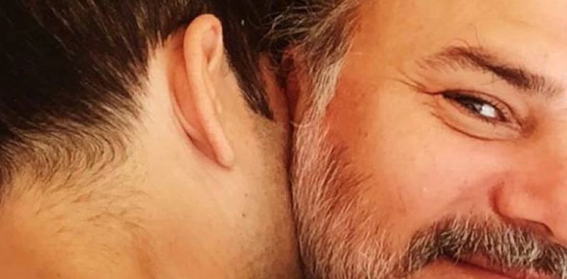 Galã da Globo é visto aos beijos em público com homem: “Arrancado do armário”