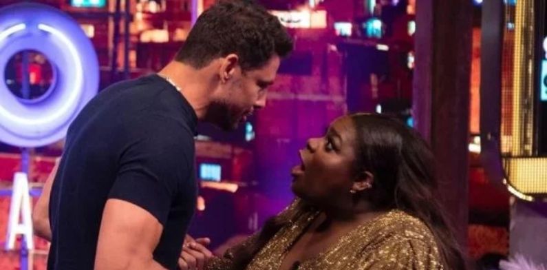 Jojo leva “mata-leão” e “cavalgada” de Cauã Reymond em gravação; veja cenas