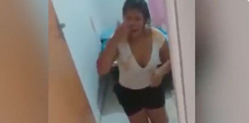 Amante ajoelha pedindo perdão da própria amiga após ser flagrada com o marido dela; veja vídeo