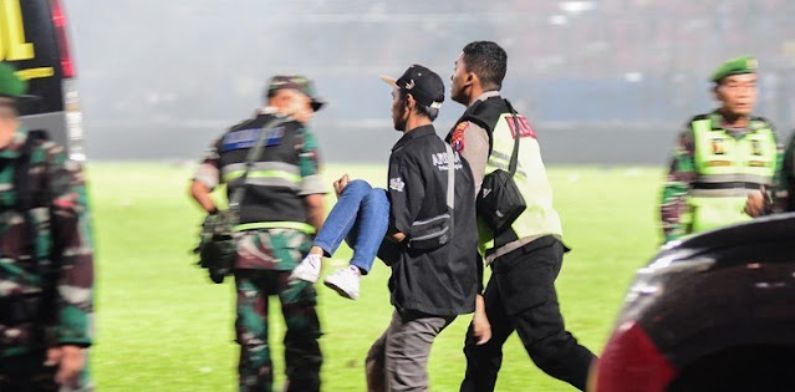 Tragédia em estádio de futebol tem ao menos 32 crianças entre 125 mortos; veja vídeo