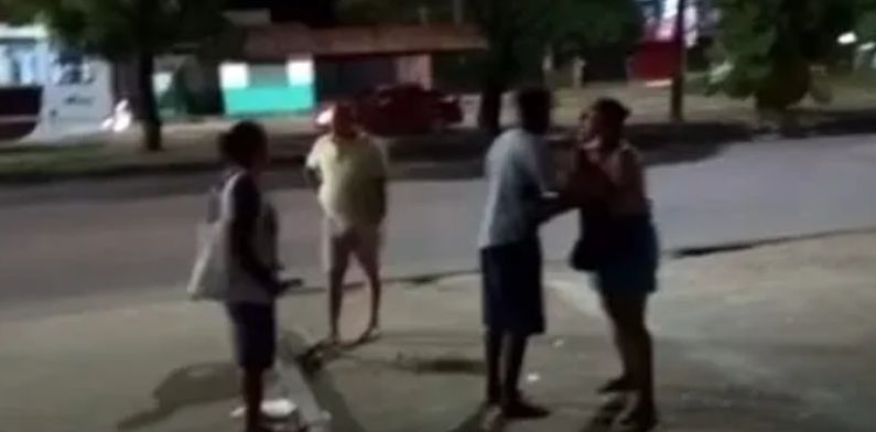 Pastor infiel é flagrado com amante e leva surra do cunhado na frente de delegacia em Manaus; veja vídeo