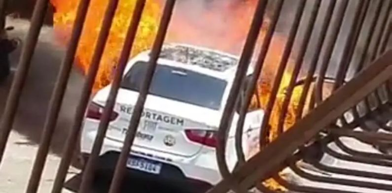 Carro de emissora de televisão é incendiado e repórter é agredido por criminosos; veja vídeo