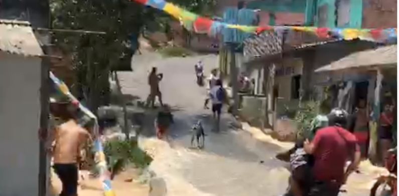Rua vira ‘cachoeira’ após rompimento de cano que leva água para casas na zona Leste; veja vídeo