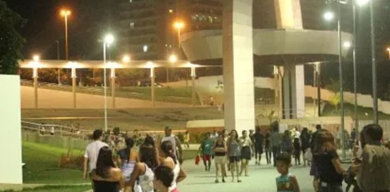 Macabro: populares encontram parte de crânio humano no calçadão da Ponta Negra; veja