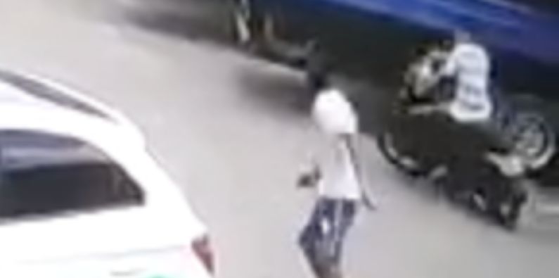 Em plena luz do dia, homem tem cabeça estourada a tiros no interior do Amazonas; veja vídeo