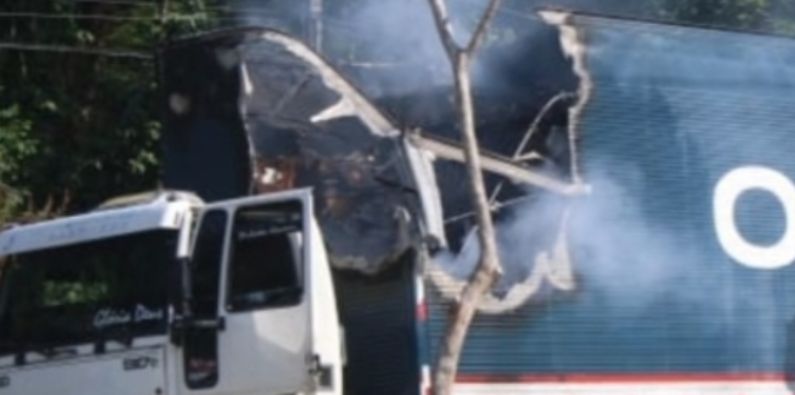 Caminhão carregado de isopor pega fogo e deixa trânsito carregado no Aleixo; veja vídeo