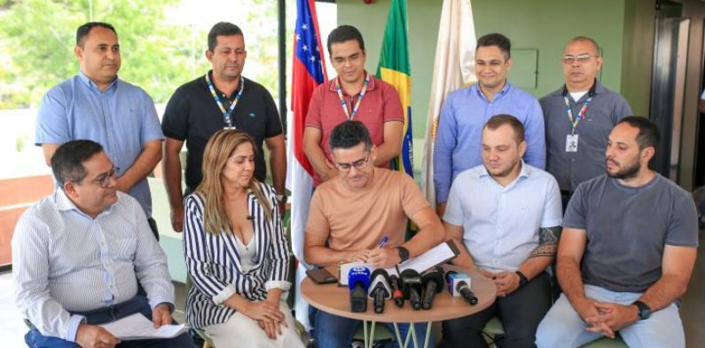 Prefeito David Almeida assina nomeação de 566 aprovados no concurso da Semed e zera cadastro reserva