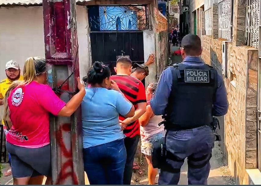 Urgente: pistoleiros invadem beco e executam dois homens no Dom Pedro; imagem forte