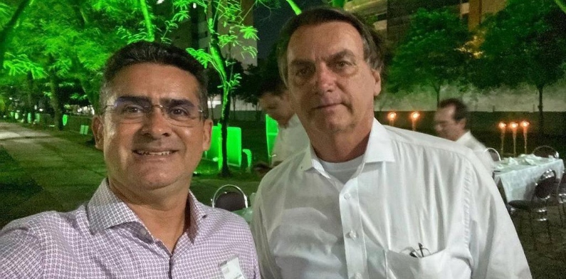 Bolsonaro diz que deve receber apoio do prefeito David Almeida a sua reeleição nesta segunda (10); veja vídeo