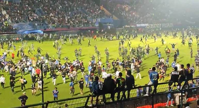 Briga generalizada em jogo de futebol deixa mais de 170 mortos; cenas fortes