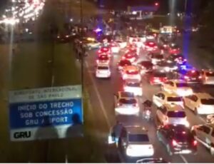 Manifestantes bloqueiam acesso ao aeroporto de Guarulhos