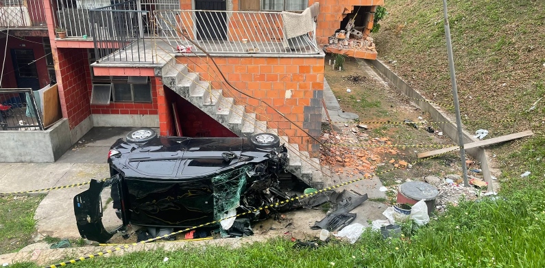 ‘Fim da linha’: perseguição policial termina em capotamento e criminosos são presos; veja imagens