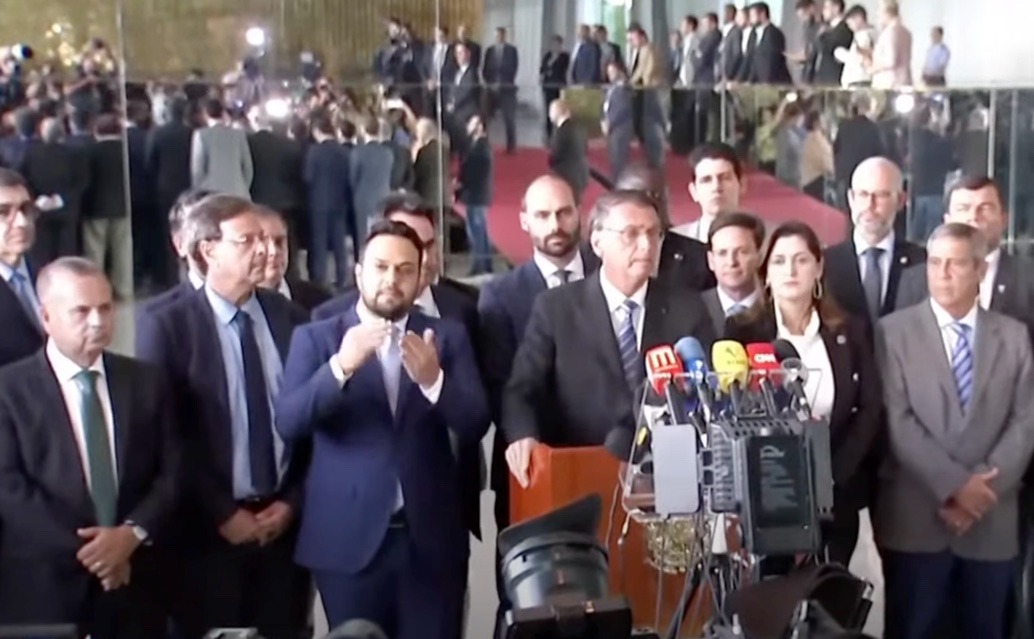 Bolsonaro agradece os milhões de votos: ”Uma honra ser líder de brasileiros que defendem as cores verde e amarela”
