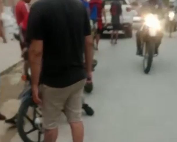 Motoqueiro é perseguido e esfaqueado até a morte na zona Leste de Manaus; veja vídeo