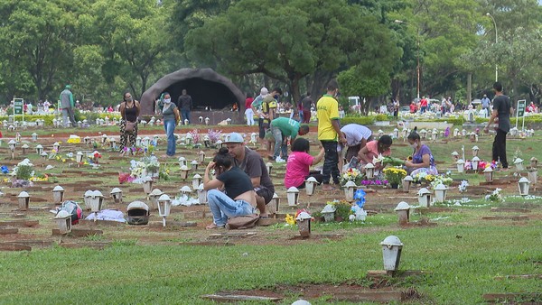 Dor e saudade marcam feriado nublado no ‘Dia dos Finados’ em Manaus