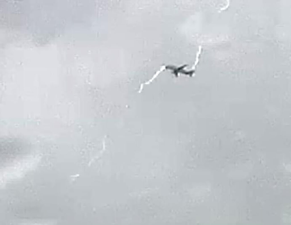Avião de carga é atingido por raio e sofre explosão durante voo