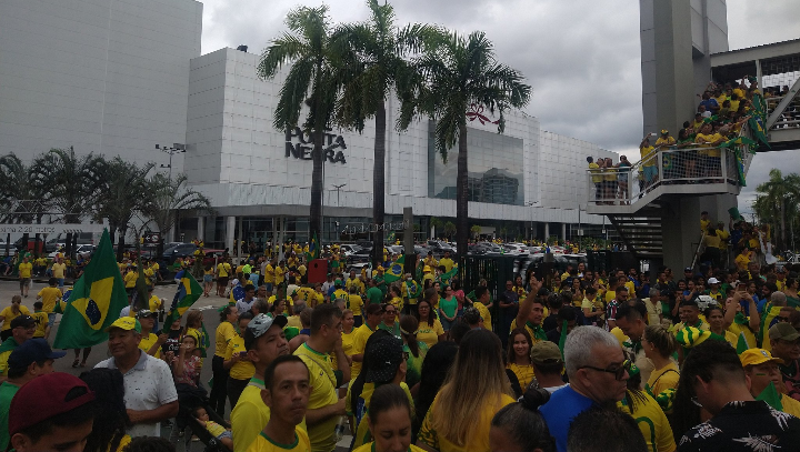 Manifestações em favor da pátria varam a noite, em Manaus