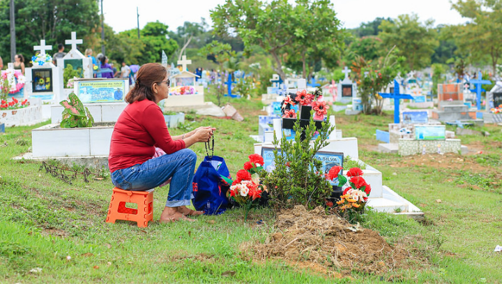 Homenagens: mais de 500 mil pessoas visitam cemitérios em Manaus